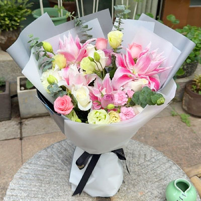 乐山9朵玫瑰混搭百合，爱恋纯真无邪